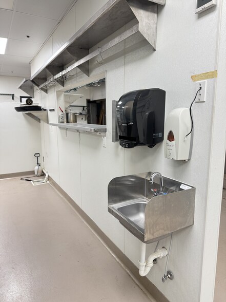 More Photos Of 130 New Towne Square Dr, Toledo Freestanding For Lease