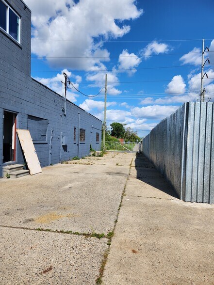 More Photos Of 13507 Auburn St, Detroit Truck Terminal For Lease