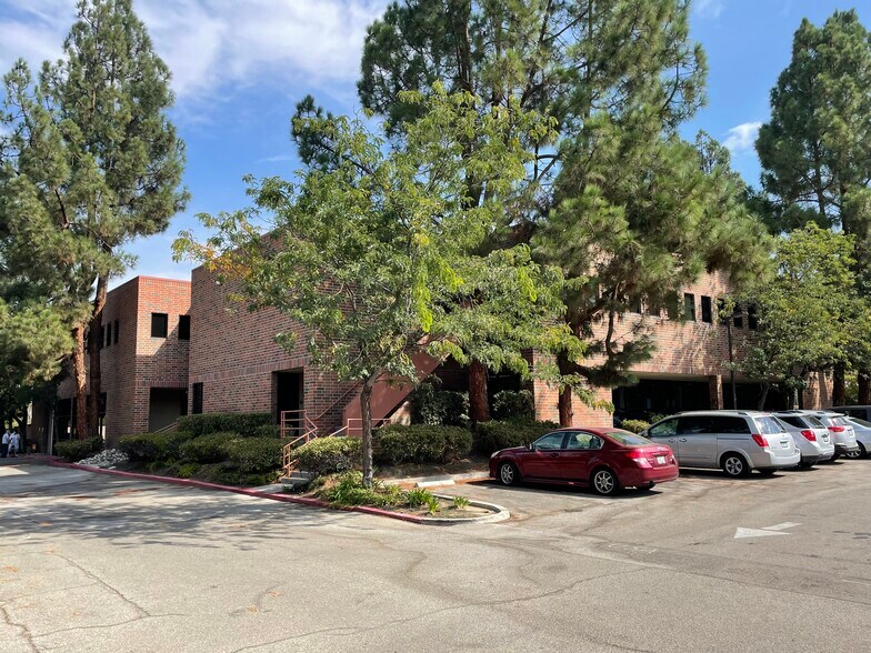 More Photos Of 2230 Lynn Rd, Thousand Oaks Medical For Lease