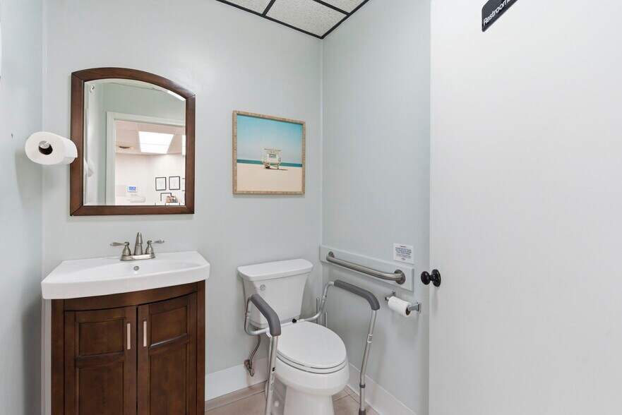 More Photos Of 1331 N Stewart Ave, Springfield Medical For Sale