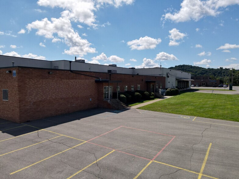 More Photos Of 495 Avenue B, Leetsdale Warehouse For Lease
