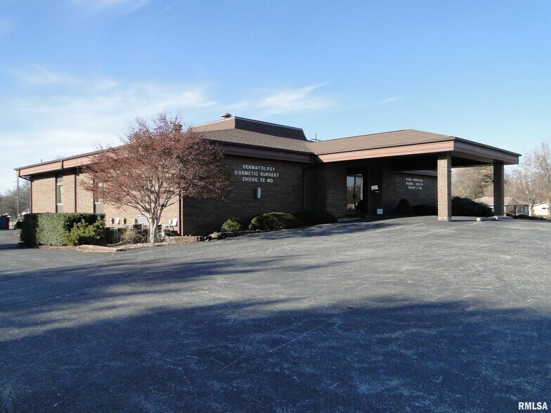 Primary Photo Of 909 E Grant St, Macomb Medical For Sale