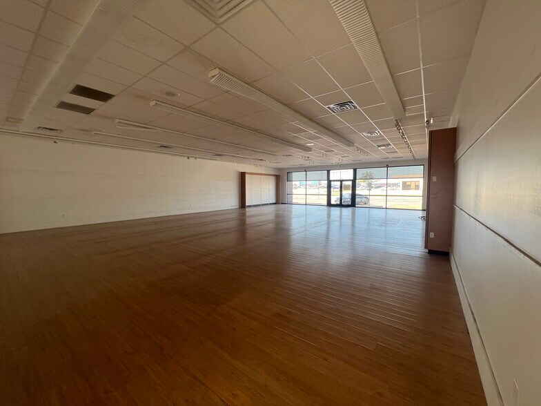 More Photos Of 2326 Industrial Rd, Emporia General Retail For Lease