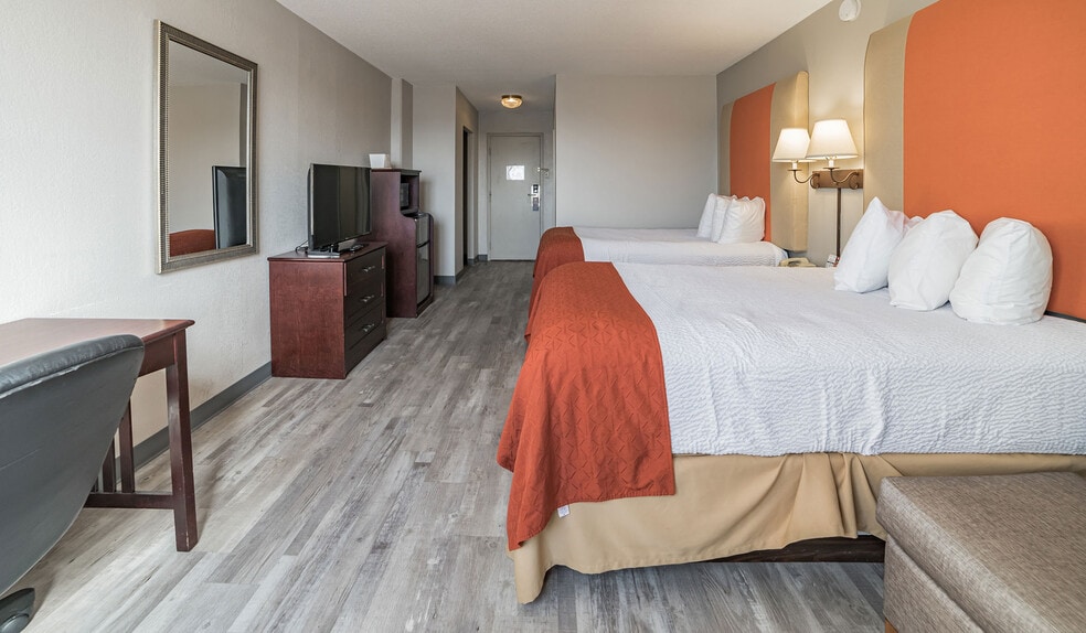 More Photos Of 325 Main St, Keokuk Hotel For Sale