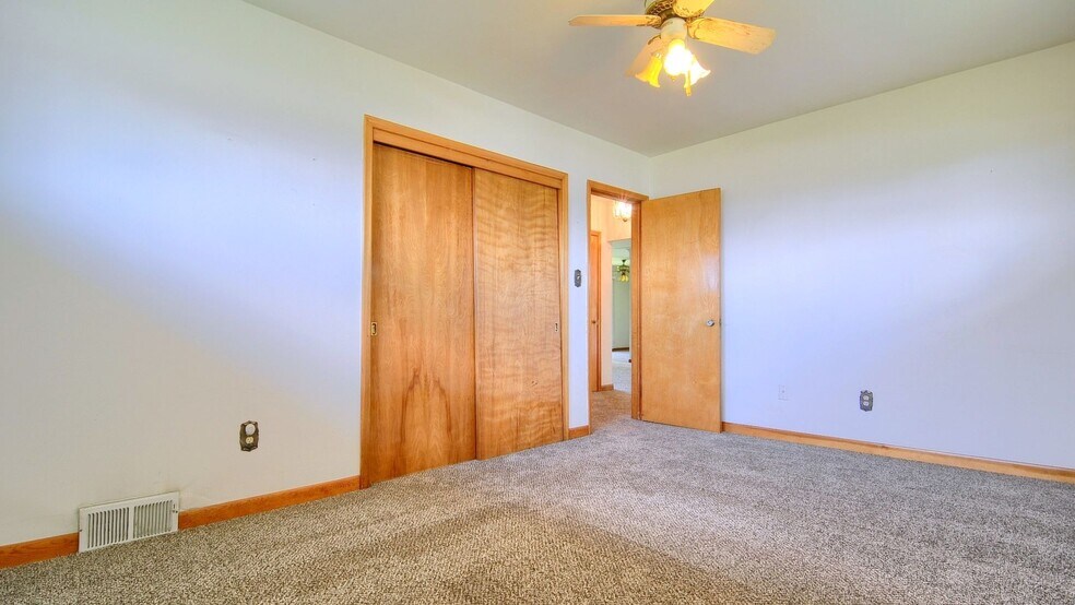 More Photos Of 42431 Mound Rd, Sterling Heights Storefront For Sale