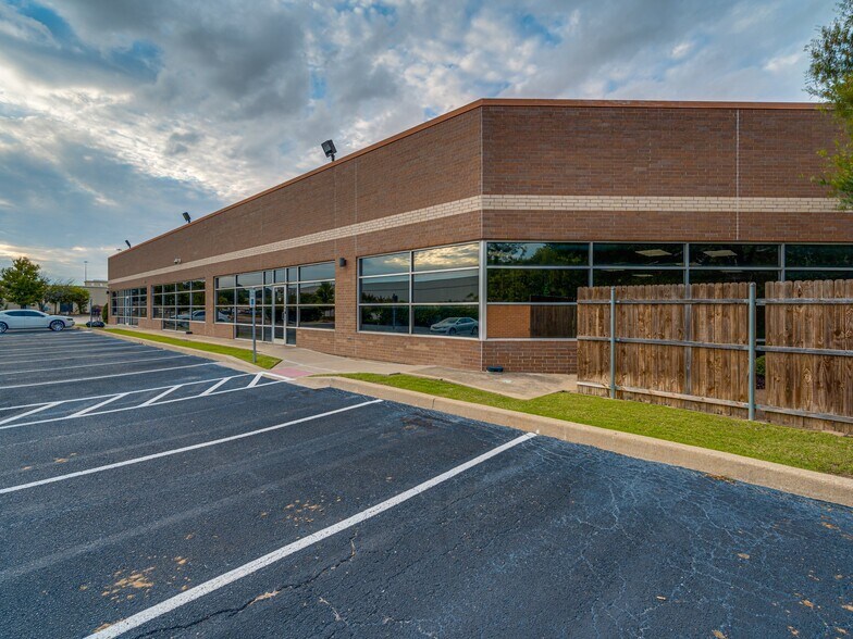 More Photos Of 689 Airport Fwy, Hurst Office For Lease