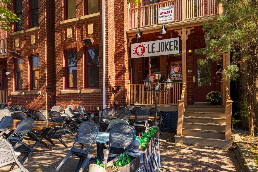 More Photos Of 240-246 Rue Saint-Charles O, Longueuil Storefront Retail Office For Lease