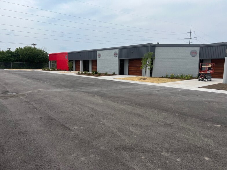 More Photos Of 8949 N Deerbrook Trl, Brown Deer Flex For Sale