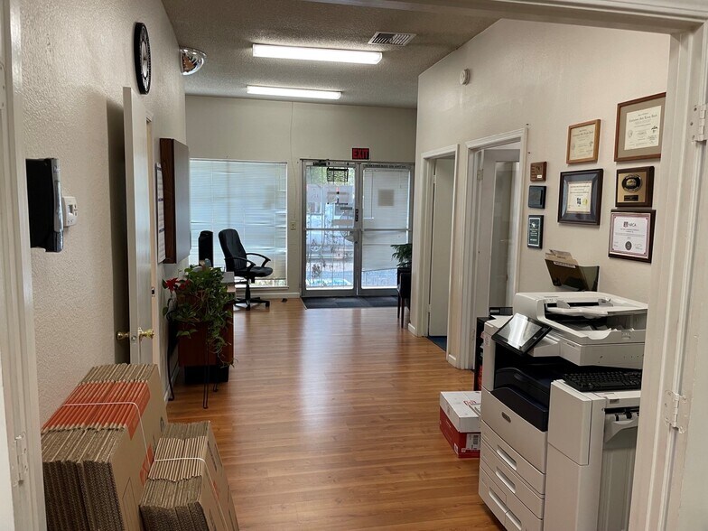 More Photos Of 6211 Ross Ave, Carmichael Flex For Sale