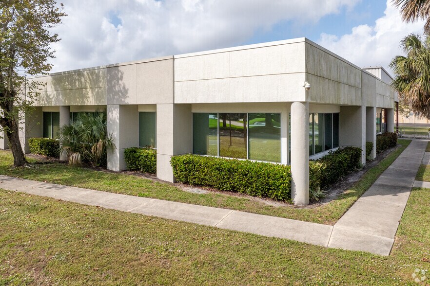 More Photos Of 12780-12782 Westlinks Dr, Fort Myers Warehouse For Lease