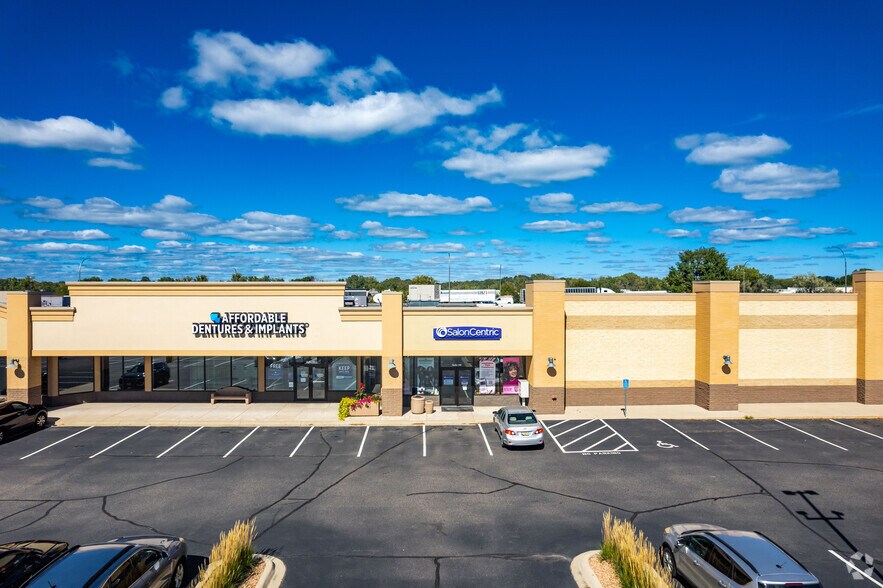 More Photos Of 1845-1885 E County Road D E, Maplewood General Retail For Lease