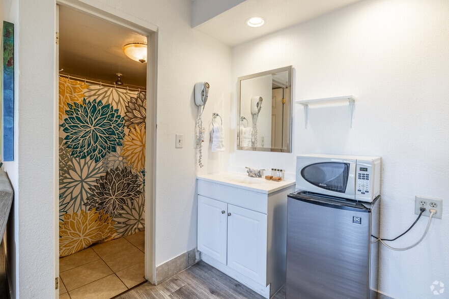 More Photos Of 2525 N Palm Canyon Dr, Palm Springs Hotel For Sale