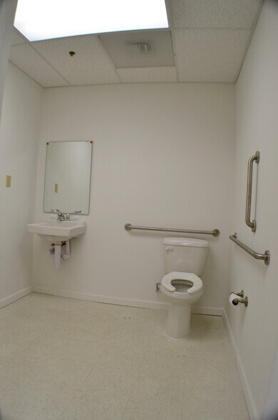 More Photos Of 13895 Hedgewood Dr, Woodbridge Medical For Sale