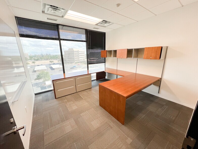 More Photos Of 303 Veterans Airpark Ln, Midland Office For Lease