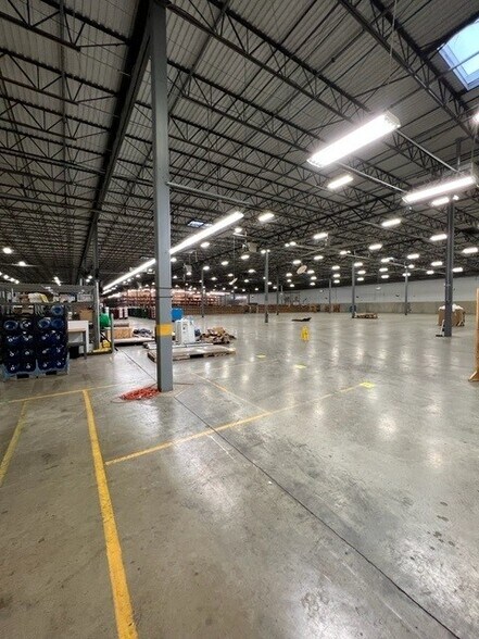 More Photos Of 7765 National Tpke, Louisville Warehouse For Lease