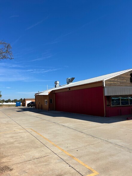 More Photos Of 10811 NE 23rd St, Spencer Restaurant For Lease