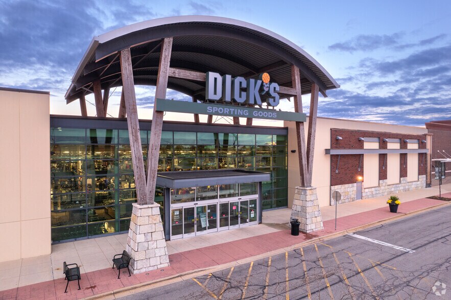 More Photos Of 1800-2124 S Randall Rd, Algonquin Storefront For Lease