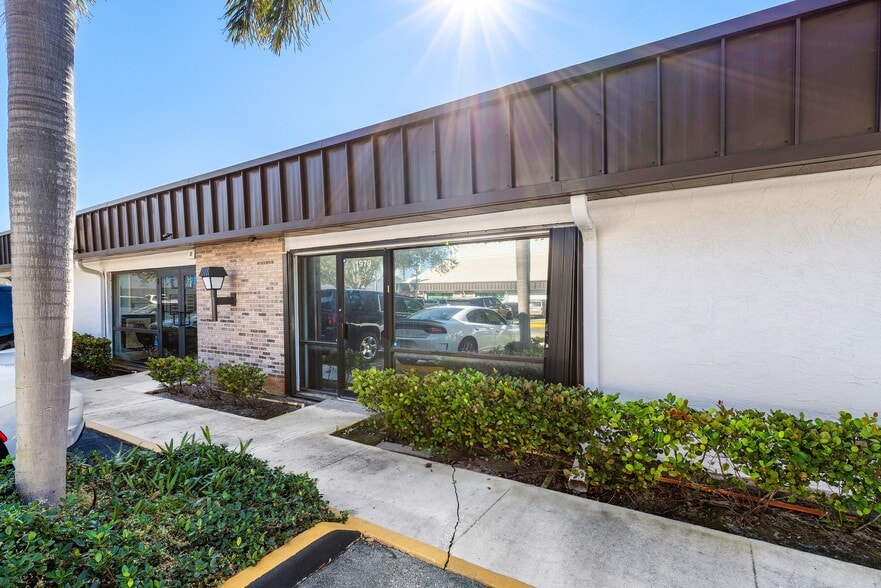 More Photos Of 1979 10th Ave N, Lake Worth Beach Distribution For Sale
