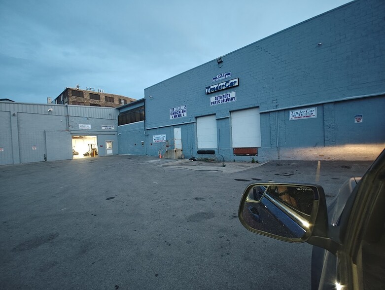 Primary Photo Of 737 W Cleveland St, Milwaukee Warehouse For Lease