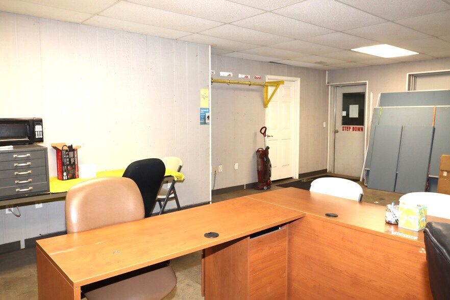 More Photos Of 2335 Columbia Hwy, Pulaski Office For Sale