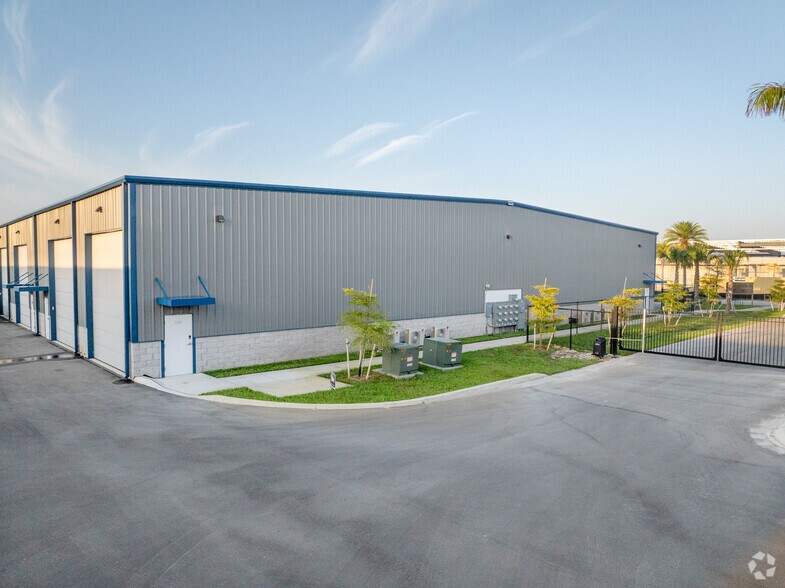 More Photos Of 16291 Innovation Lane, Fort Myers Self Storage For Sale