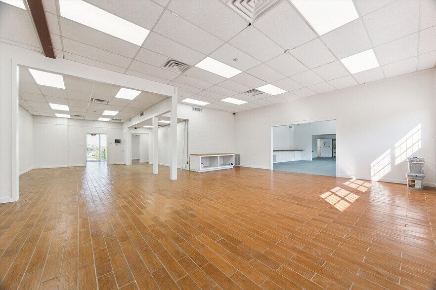 More Photos Of 5423 Jackwood Dr, San Antonio Warehouse For Sale