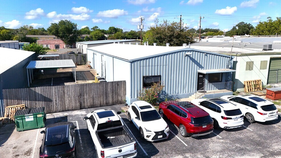 More Photos Of 106 W Turbo Dr, San Antonio Freestanding For Sale