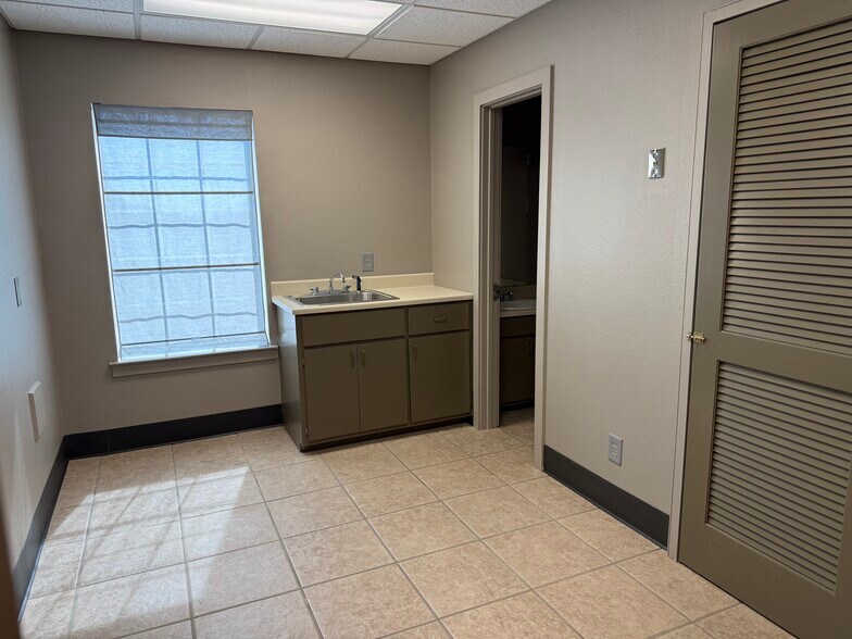 More Photos Of 4550 Lamar Ave, Paris Rehabilitation Center For Lease