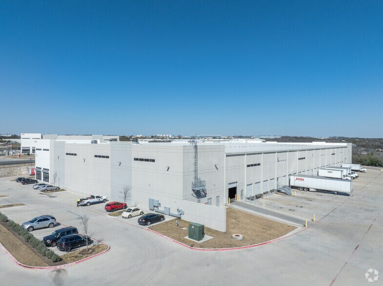 More Photos Of 9219 Tuscany Way, Austin Distribution For Lease