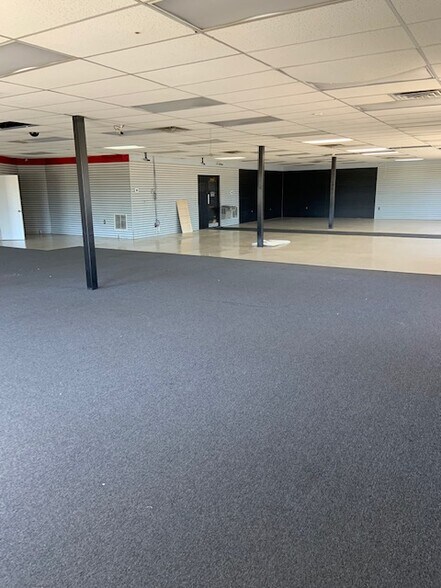 More Photos Of 2015 Family Cir, Lexington Freestanding For Lease