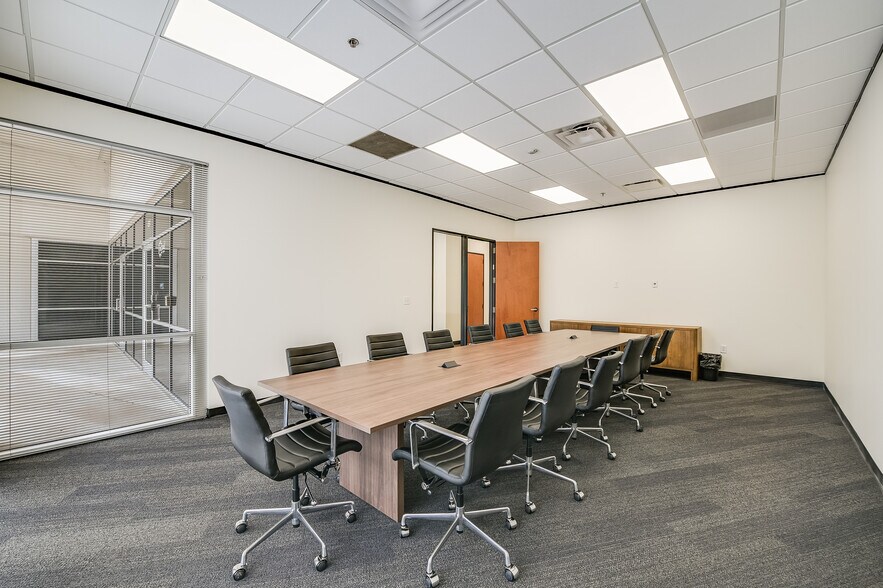 More Photos Of 1340 Airport Commerce Dr, Austin Warehouse For Lease