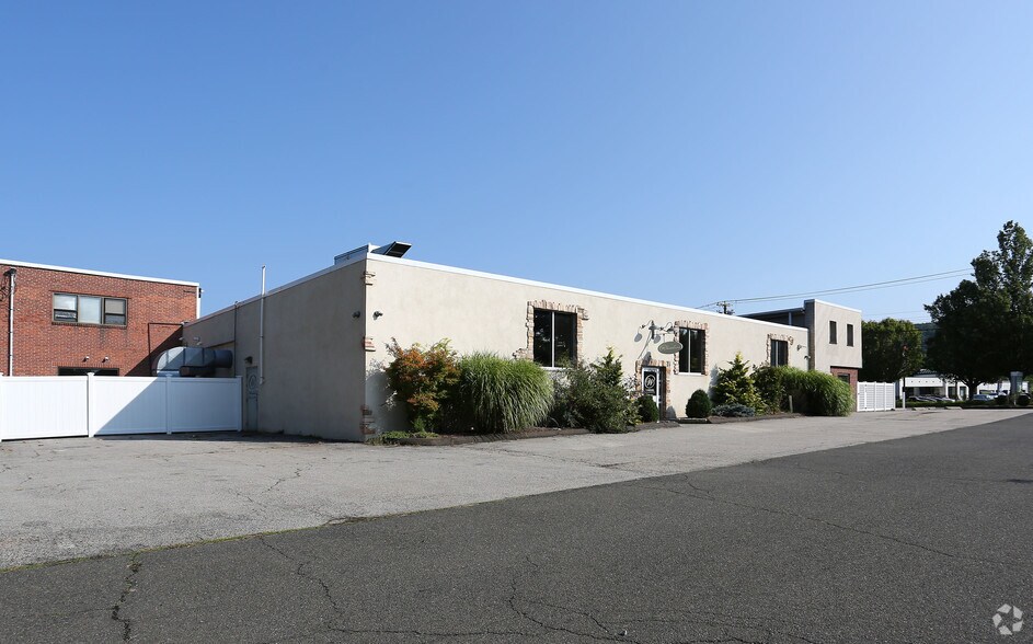 More Photos Of 180 Amity Rd, Woodbridge Freestanding For Lease