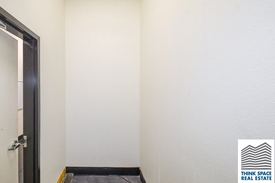 More Photos Of 9419 Mason Ave, Chatsworth Manufacturing For Lease