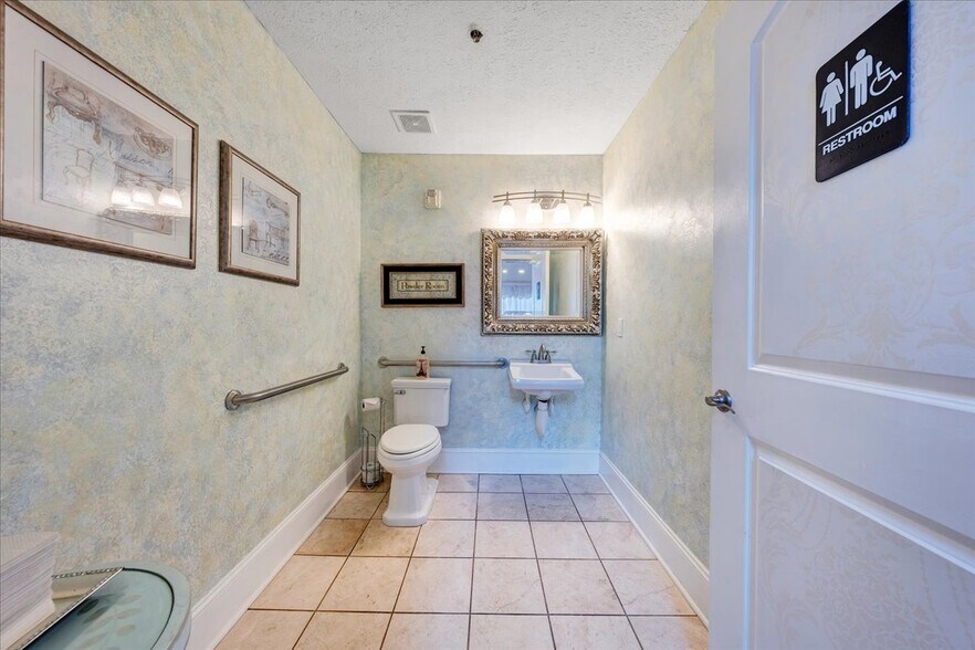 More Photos Of 812 E Main St, Bedford Lodge Meeting Hall For Sale