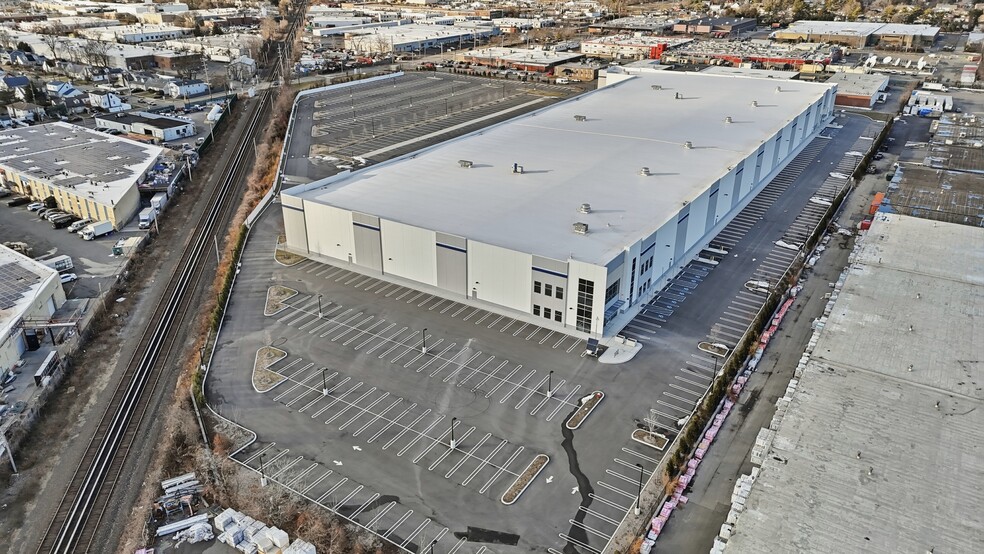 More Photos Of 125 New South Rd, Hicksville Warehouse For Lease