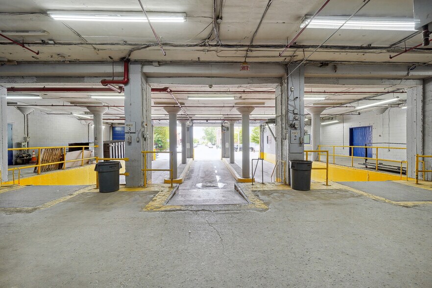 More Photos Of 6674 Av De L'esplanade, Montréal Industrial For Lease