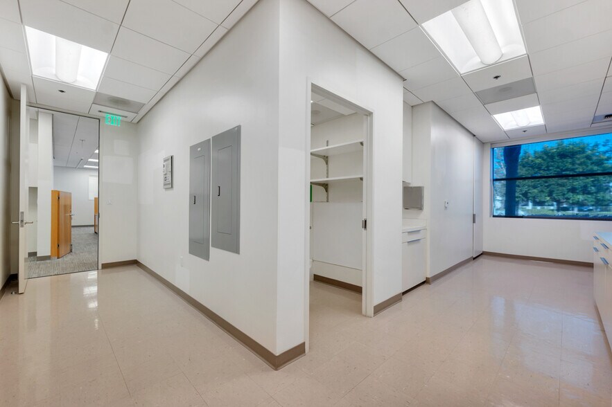 More Photos Of 1100 Flynn Rd, Camarillo Medical For Lease
