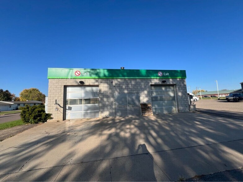 More Photos Of 101 W Hill St, Thorp Service Station For Lease