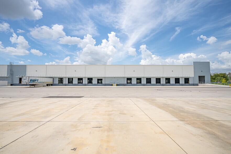 More Photos Of 1620 NW 215th St, Miami Gardens Unknown For Lease