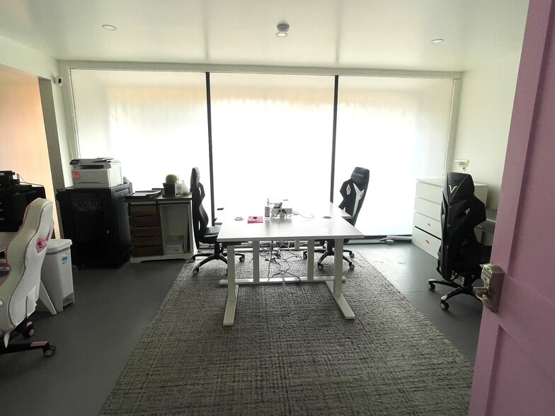 More Photos Of 17047 Ventura Blvd, Encino Freestanding For Sale