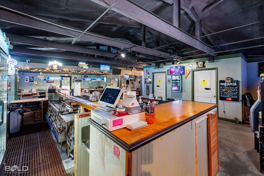 More Photos Of 7318 Ida State Line rd, Ida Bar For Sale
