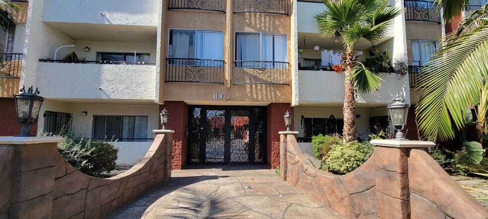 More Photos Of 1819 S Gramercy Pl, Los Angeles Apartments For Sale