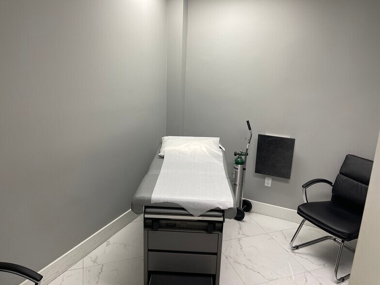 More Photos Of 1400 NE Miami Gardens Dr, Miami Medical For Lease