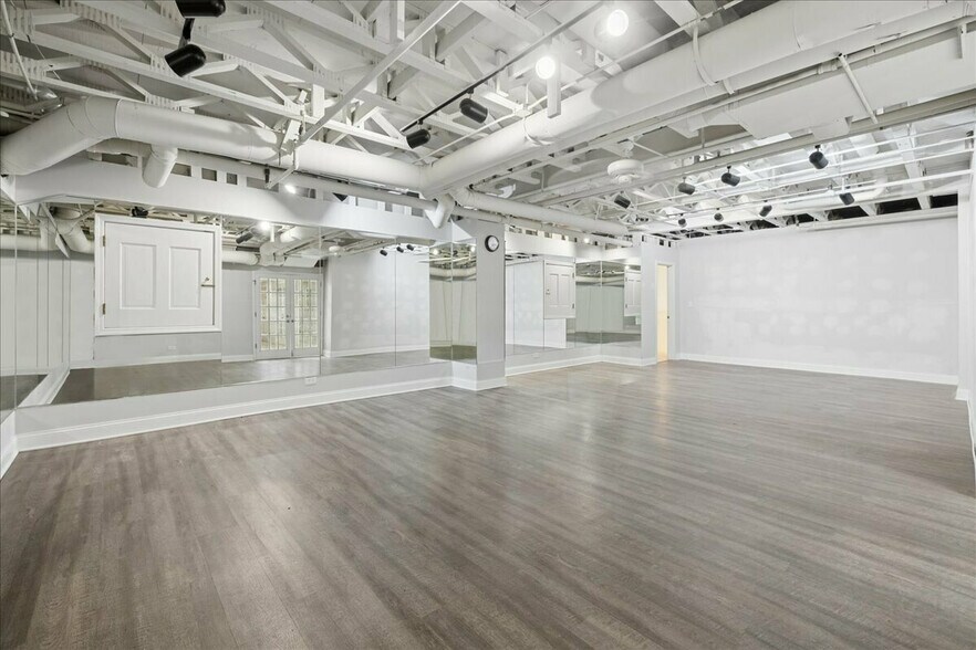 More Photos Of 509 W Old Northwest Highway, Barrington Office Residential For Lease