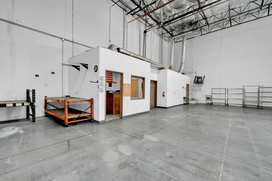 More Photos Of 4200 Pioneer Ave, Las Vegas Warehouse For Sale