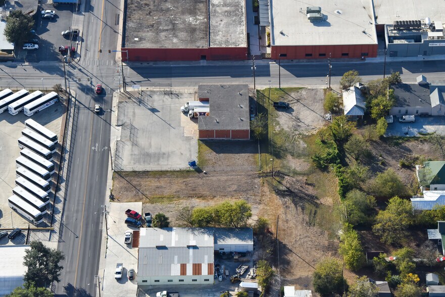 More Photos Of 1403 E Houston St, San Antonio Flex For Lease