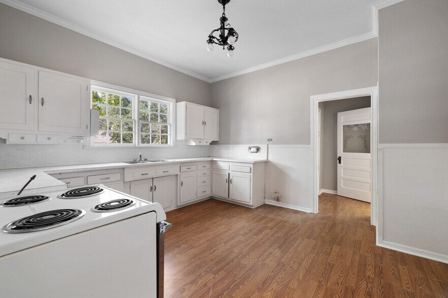 More Photos Of 620 N Main St, Taylor Storefront Retail Office For Sale