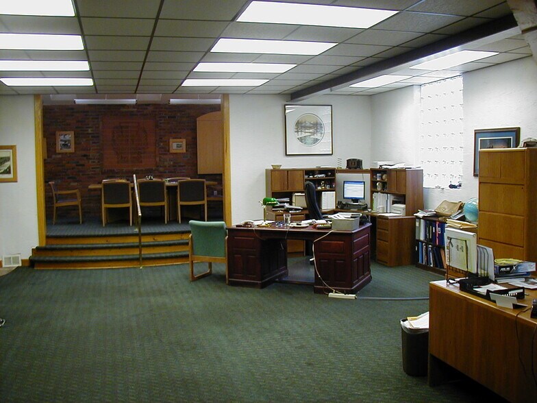 More Photos Of 418 3rd Ave, Ford City Light Distribution For Lease