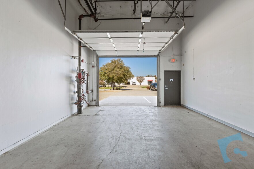 More Photos Of 2845 Exchange Blvd, Southlake Showroom For Lease