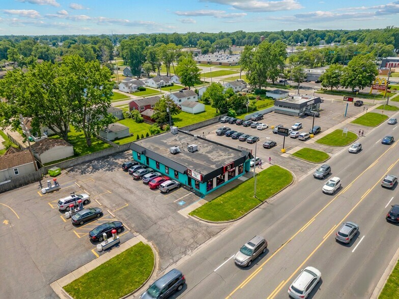 More Photos Of 33729 Ford Rd, Garden City Bar For Lease